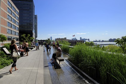 Etats-Unis, New York, Manhattan, Meatpacking district (Gansevoort Market), le High Line Park est une ancienne voie-ferrée aérienne partiellement réhabilitée en parc urbain suspendu, personnes se reposant sur des chaises longues avec vue sur la Hudson River