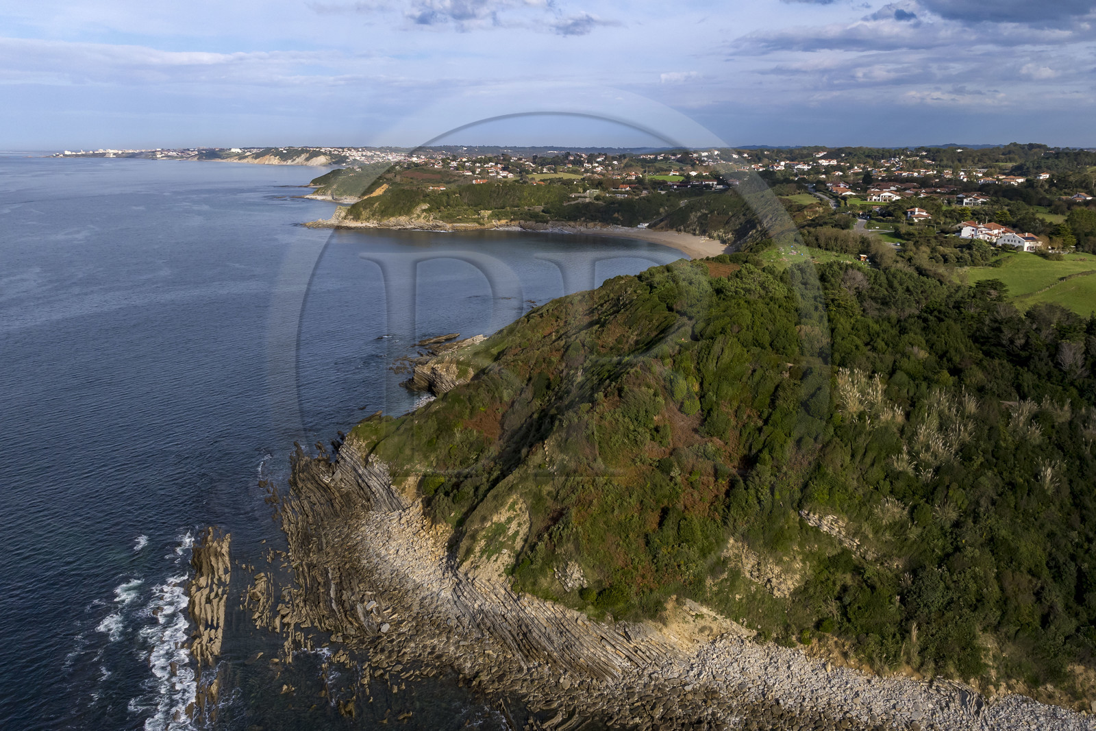 France, Pyrénées-Atlantiques (64), la côte du Pays-Basque, Saint-Jean-de-Luz, sentier du littoral sur le GR 8, falaises de flysch à la pointe surplombant la plage d’Erromardie et la cote entre Guéthary et Biarritz en arrière plan (vue aérienne)