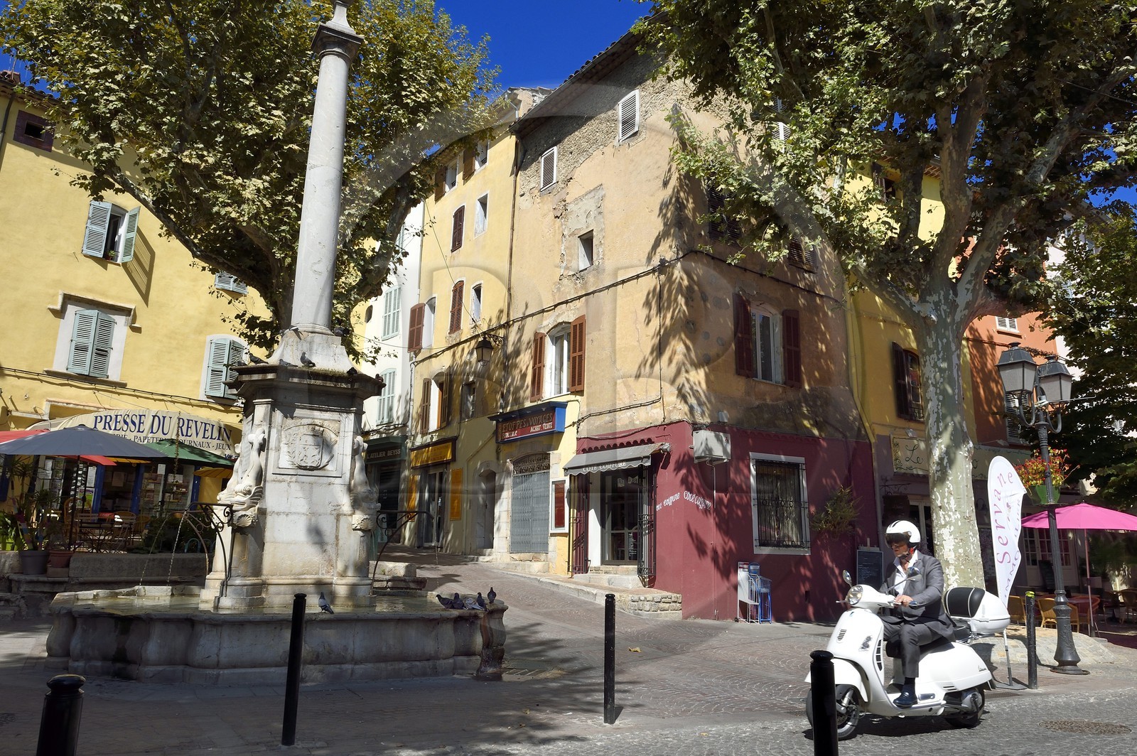 France, Var (83), La Dracénie, Lorgues, fontaine place du Revelin