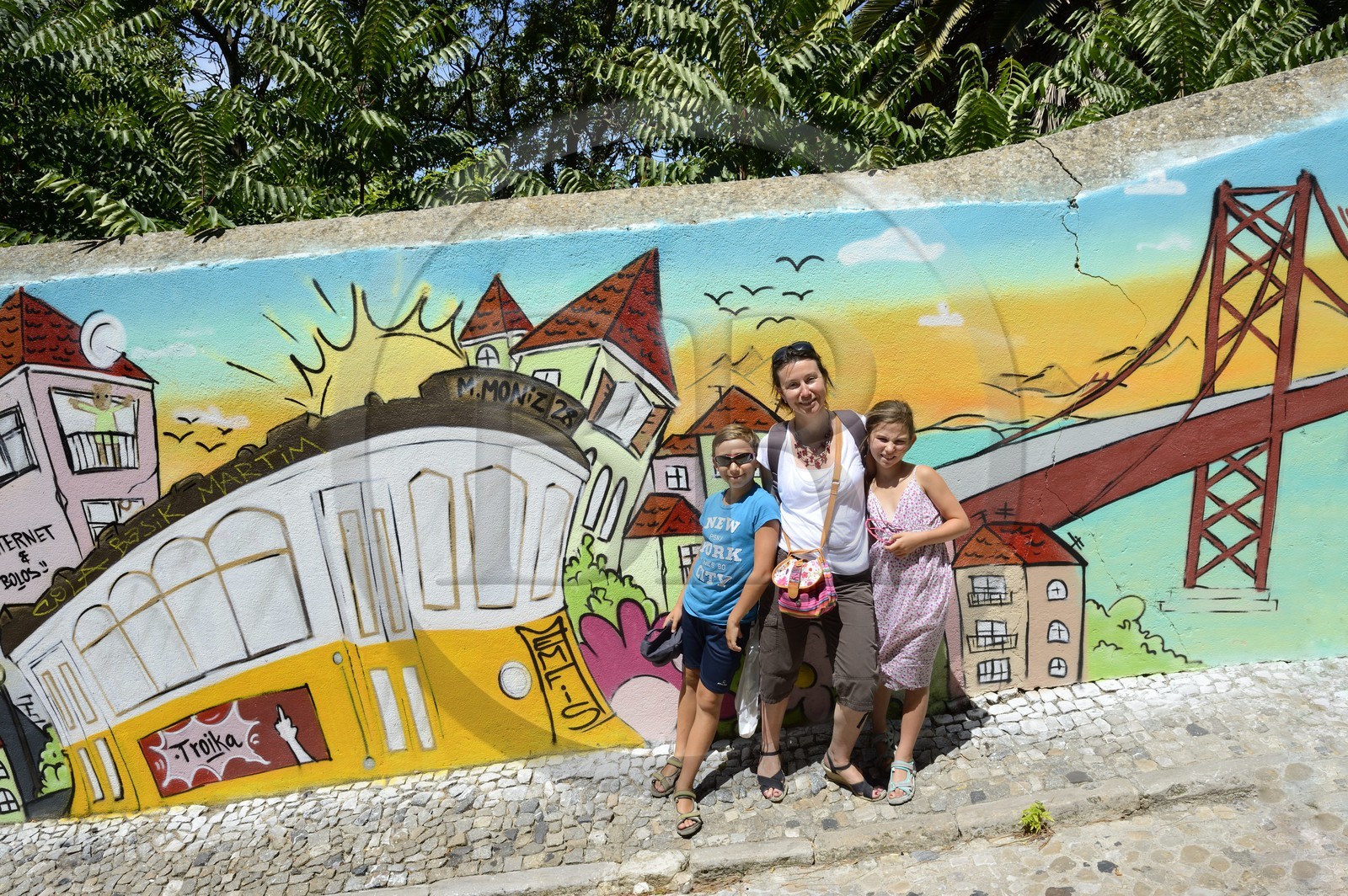 Portugal, Lisbonne, quartier de l'Alfama, fresque représentant les principaux centres d'attractions de la ville dans la rue Costa do Castello