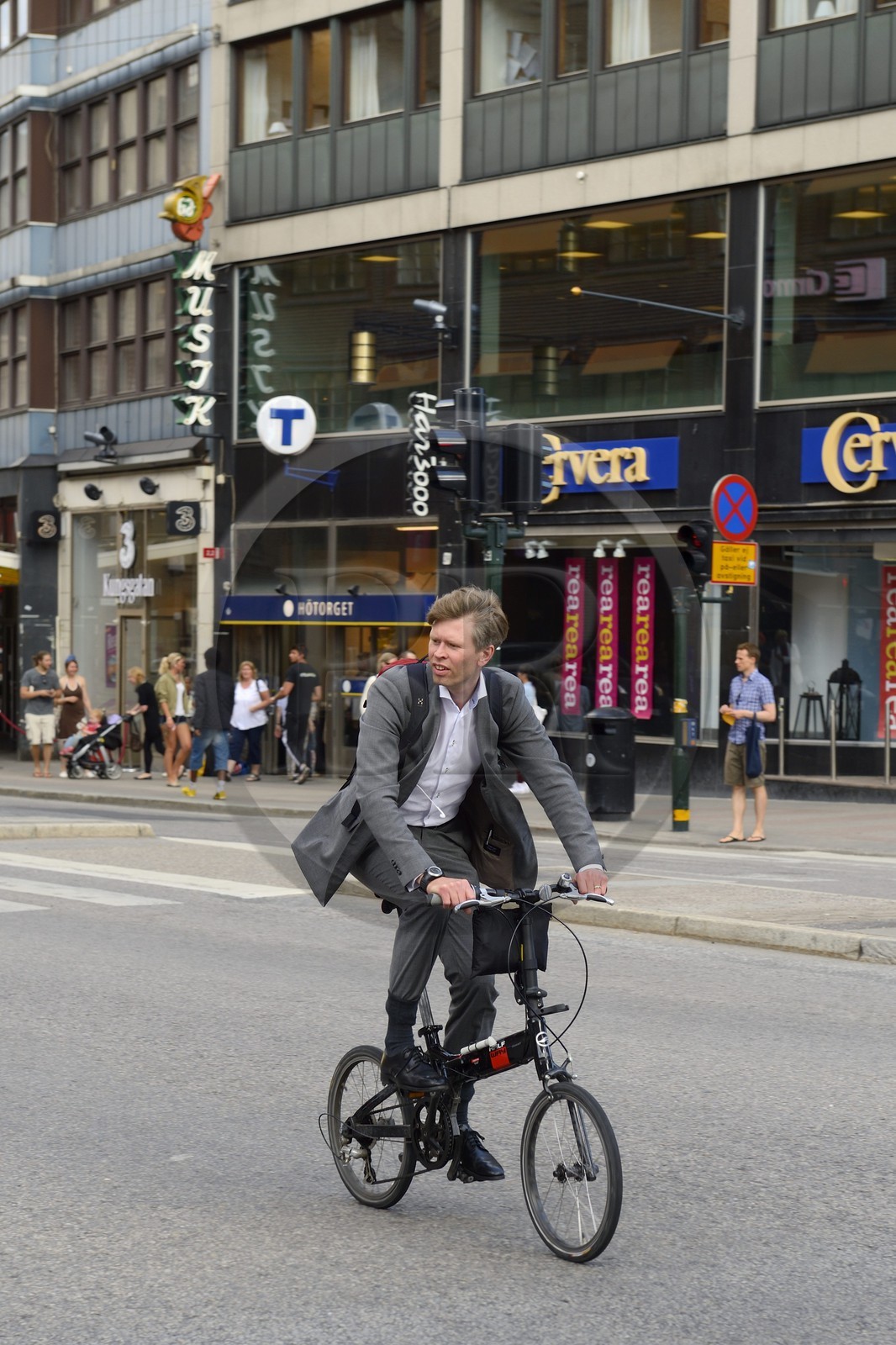 Suède, Stockholm, homme en costume sur une bicyclette pliable