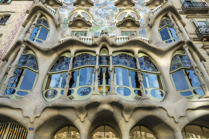 Espagne, Catalogne, Barcelone, quartier de l'Eixample, Passeig de Gracia, Casa Batllo de l'architecte du modernisme catalan Antoni Gaudi, site classé au Patrimoine Mondial de l'UNESCO, la grande verrière au profil sinueux du salon central de l'étage principal
