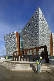 Royaume-Uni, Irlande du Nord, Belfast, quartier des docks de Queen's Island, le centre Titanic Belfast Experience