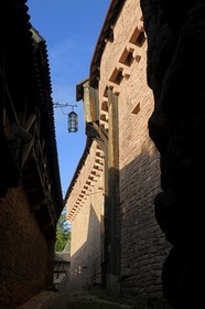 France, Bas-Rhin (67), le château du Haut-Koenigsbourg, lices entre deux remparts
