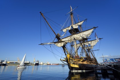 France, Finistère (29), port de Brest, la frégate L'Hermione, réplique du trois-mats qui transporta le marquis de Lafayette en Amérique en 1780, figure de proue