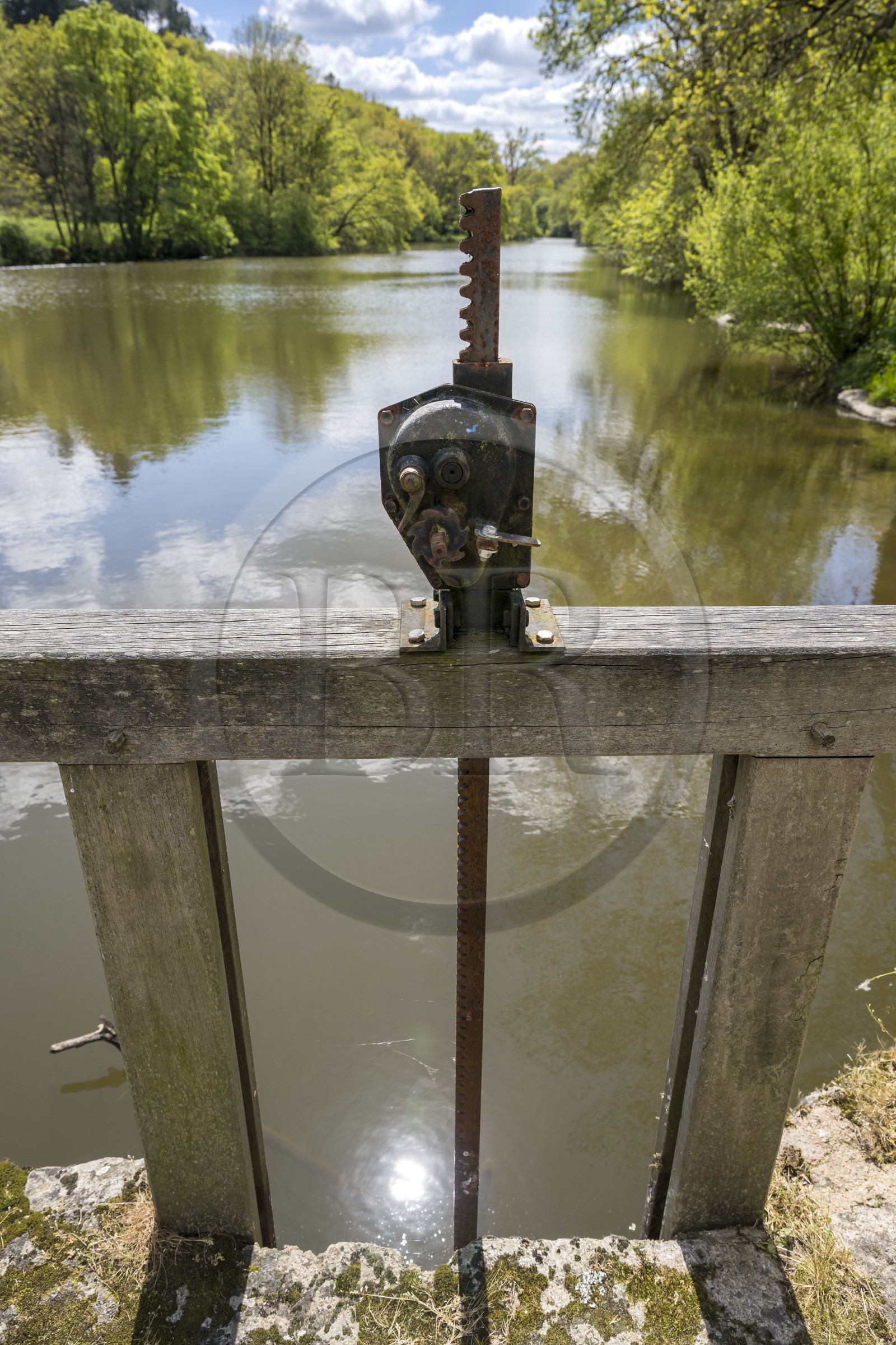 France, Vendée (85), Saint-Malô-du-Bois, vallée du Poupet, écluse du moulin de l'auberge du Poupet en bordure de la Sèvre Nantaise