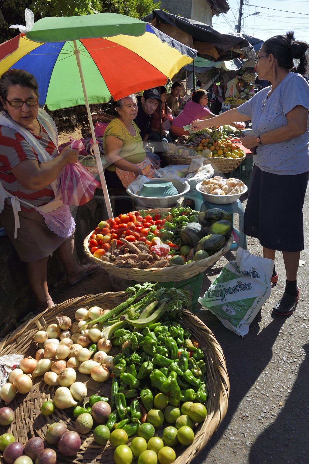 Nicaragua, Leon, marché du quartier de Sutiaba, étal de fruits et légumes