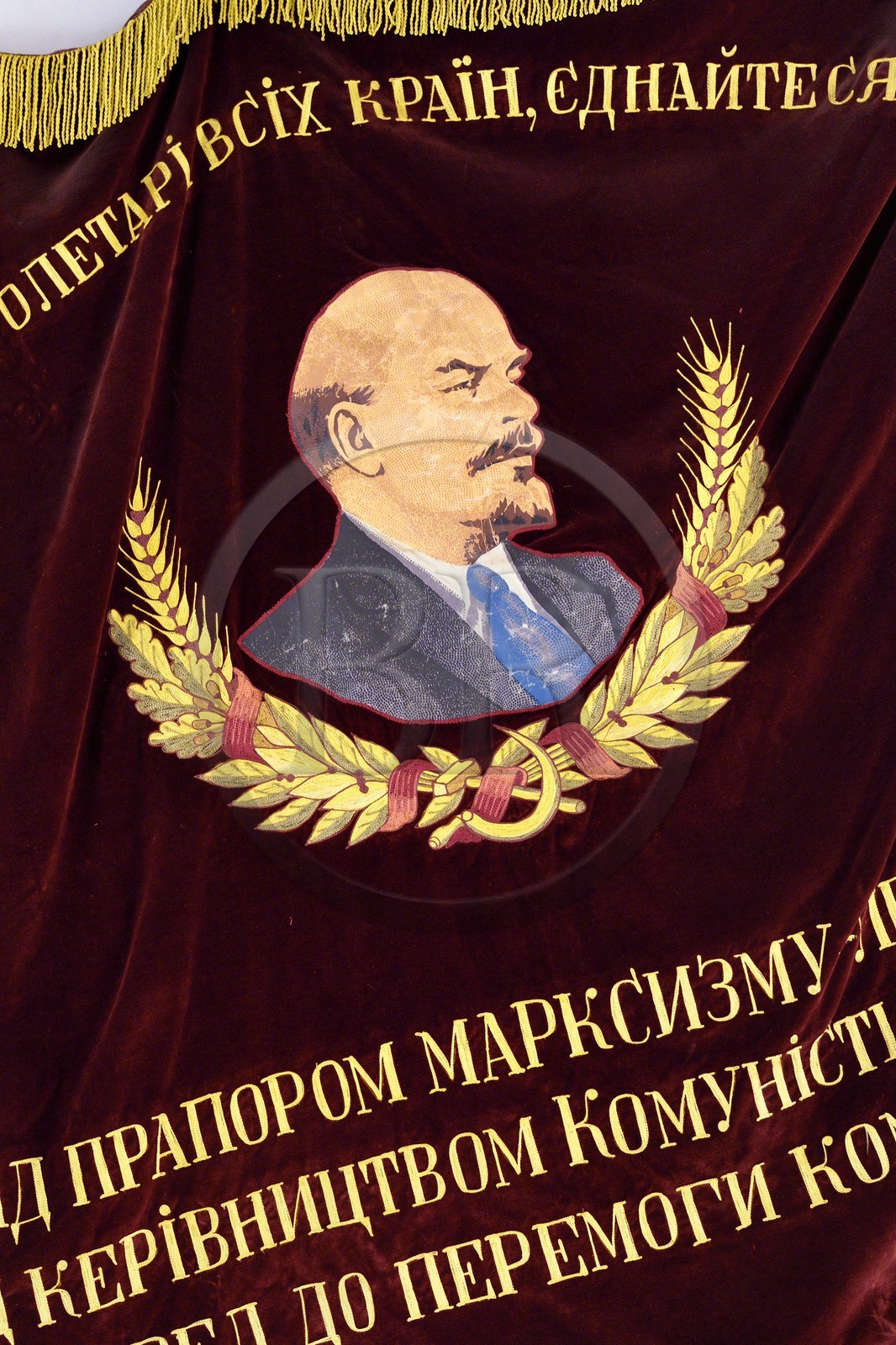 Allemagne, Berlin, Checkpoint Charlie Museum (Haus am Checkpoint Charlie or Mauermuseum), drapeau avec un portrait de Lénine