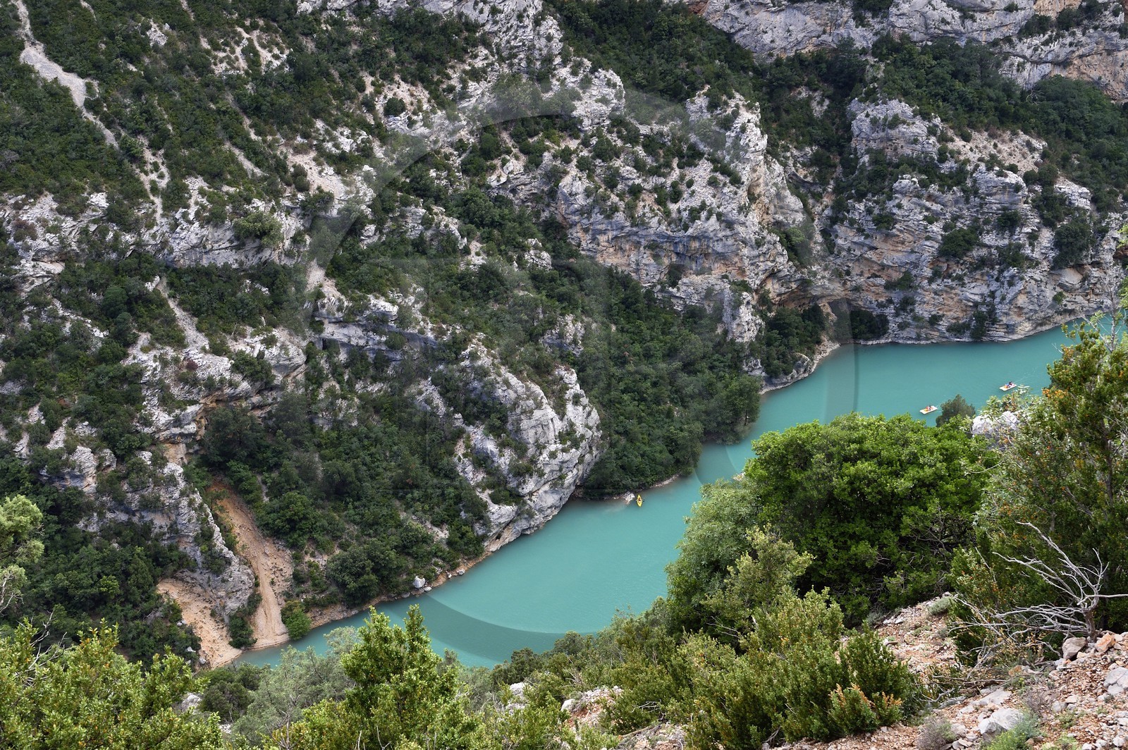 France, Var (83) rive gauche et Alpes-de-Haute-Provence (04) rive droite, Parc Naturel Régional du Verdon, kayaks et pédalos dans les Gorges du Verdon débouchant sur le lac de Sainte Croix