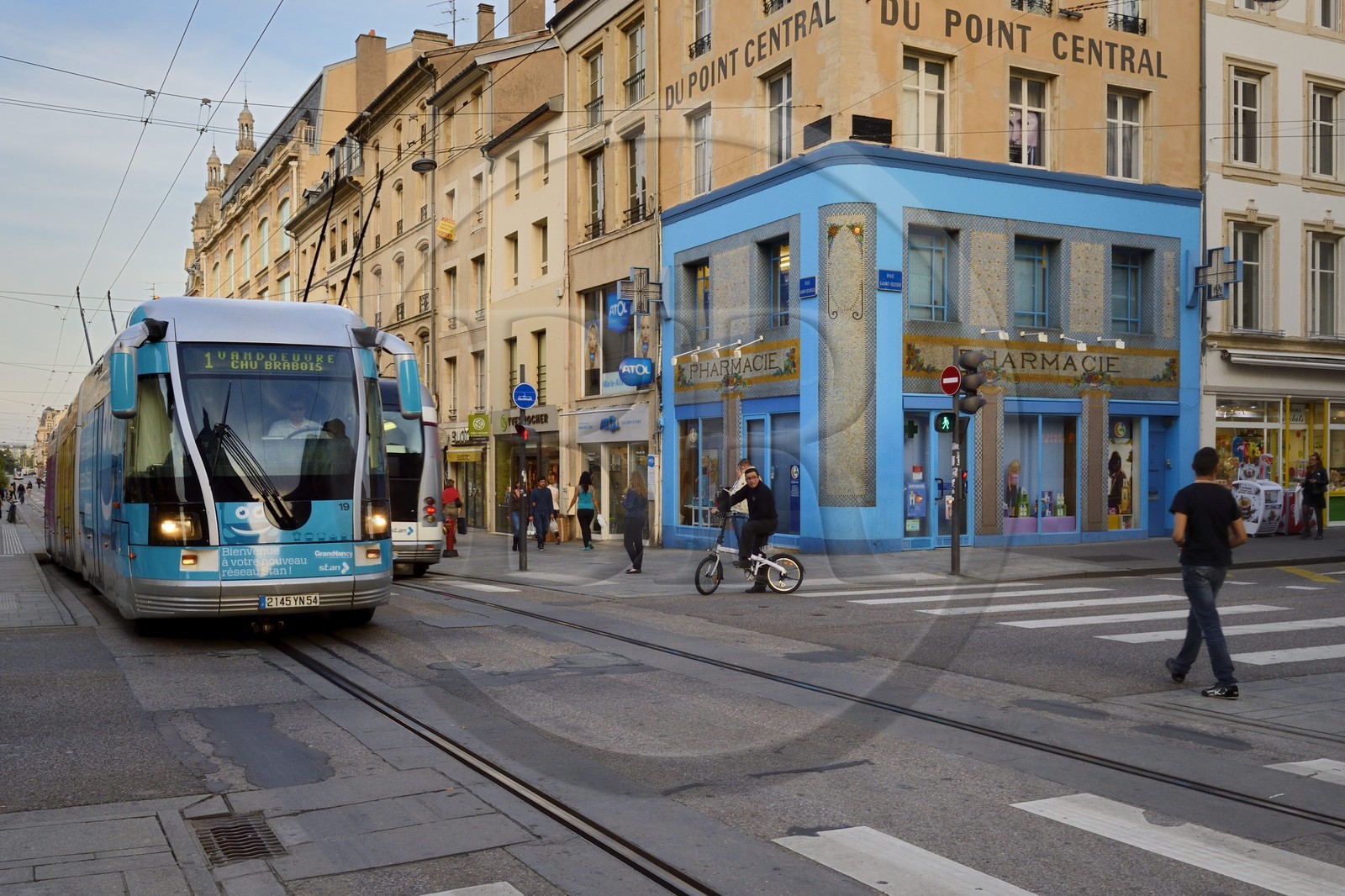 France, Meurthe-et-Moselle (54), Nancy, pharmacie du Point-Central décorée en style Ecole de Nancy et Art déco avec des mosaïques du céramiste parisien Antoine Ebel, le tramway rue Saint-Georges