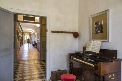 France, Bouches-du-Rhône (13), Parc Naturel Régional des Alpilles, Saint-Rémy-de-Provence, monastère Saint-Paul-de-Mausole, l'asile psychiatrique historique la Maison de santé Saint-Paul où Van Gogh fût interné en 1889-1890, chambre meublée du docteur Schweitzer et de sa femme, prisonniers politiques internés en 1918