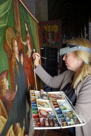 France, Haut-Rhin (68), Colmar, le musée Unterlinden, restauration du retable des Dominicains de Martin Schongauer, la restauratrice Carole Juillet