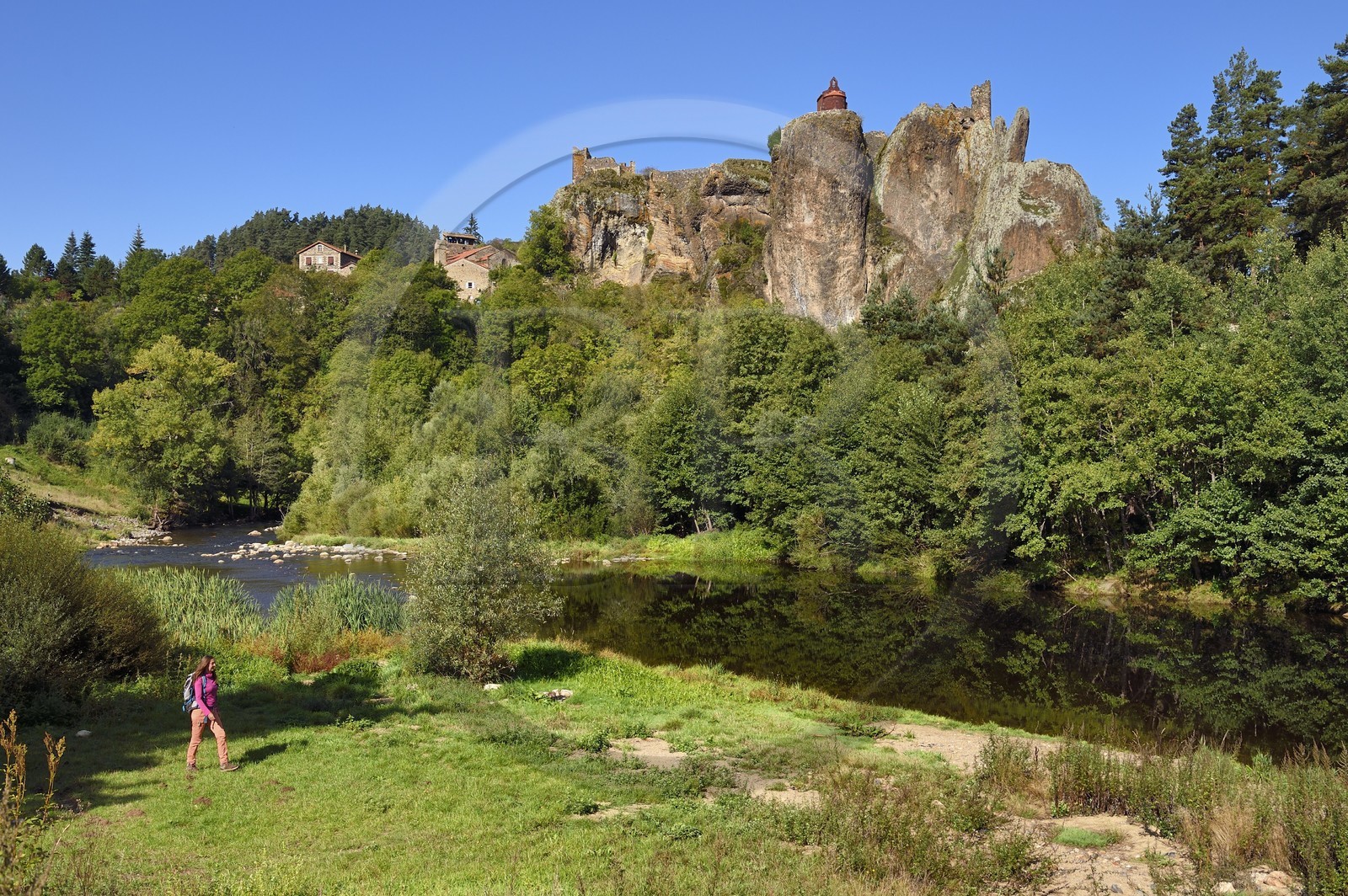 France, Haute-Loire (43), vallée de la Loire, Arlempdes, labellisé les Plus beaux villages de France, ruines du chateau perché sur un rocher basaltique (dyke volcanique) qui surplombe un méandre de la Loire que longe une randonneuse