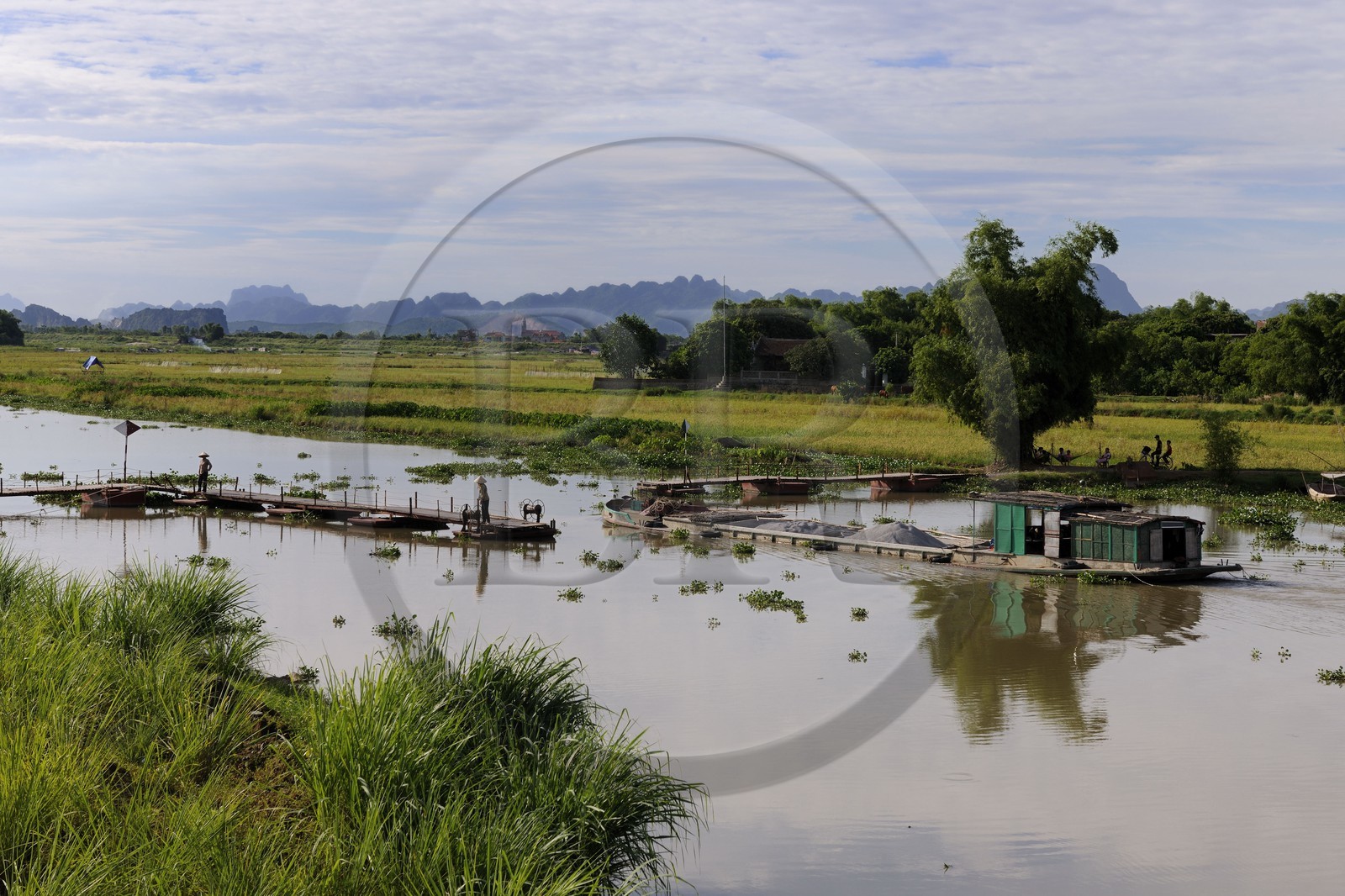 Vietnam, Ninh Binh province, a barge passing a floating bridge