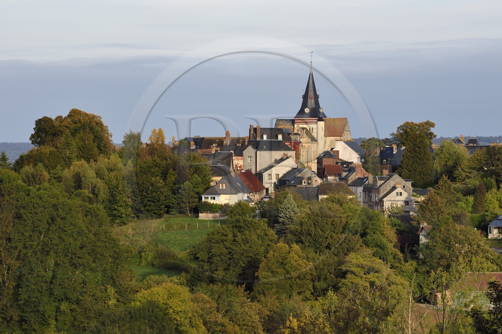 France, Calvados (14), Pays d'Auge, Beaumont-en-Auge et l'église Saint-Sauveur qui domine le village