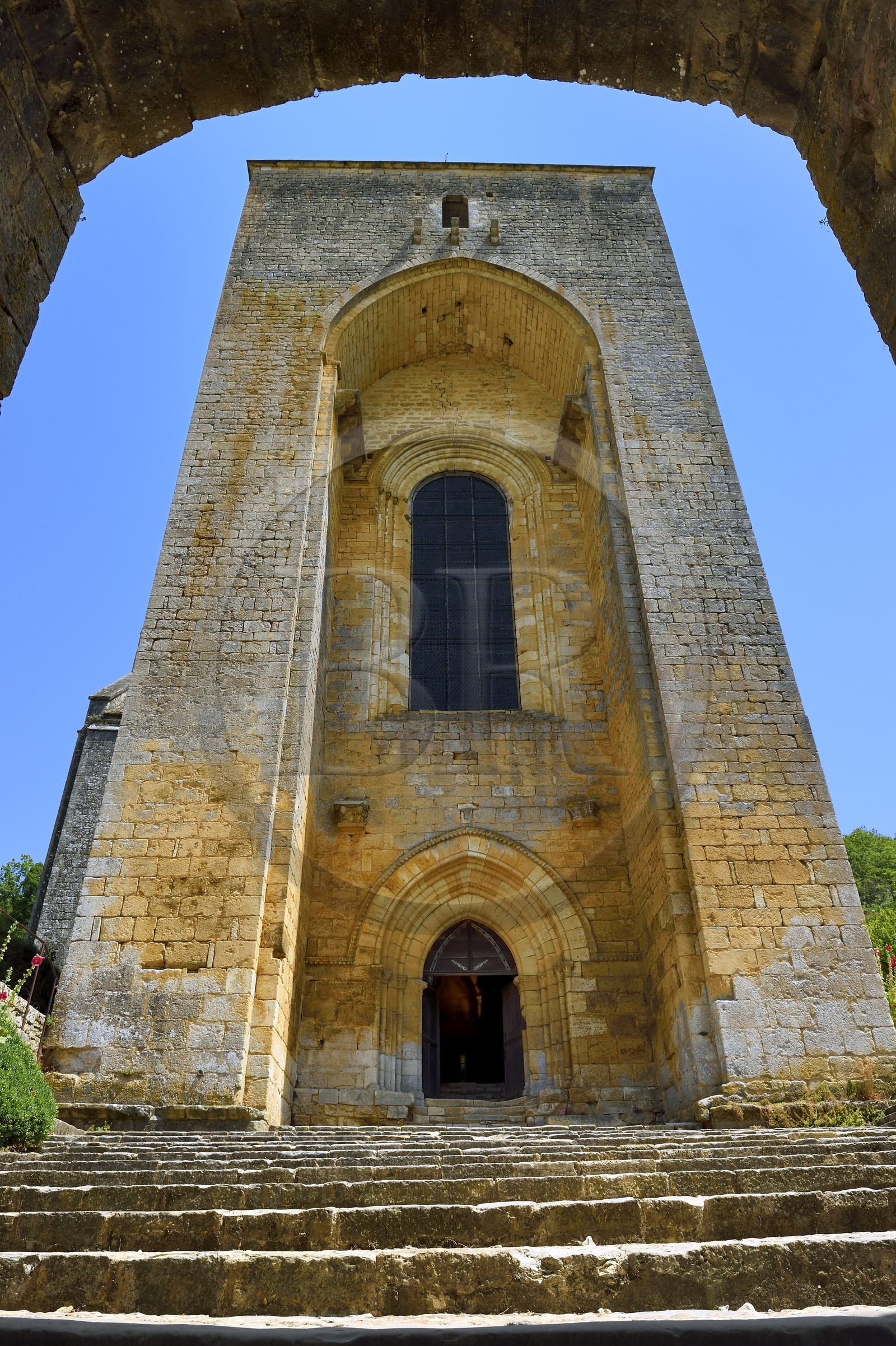 France, Dordogne (24), Périgord Noir, Saint-Amand-de-Coly, labellisé Les Plus Beaux Villages de France, l'abbaye de Saint-Amand-de-Coly, clocher-porche de l'église abbatiale