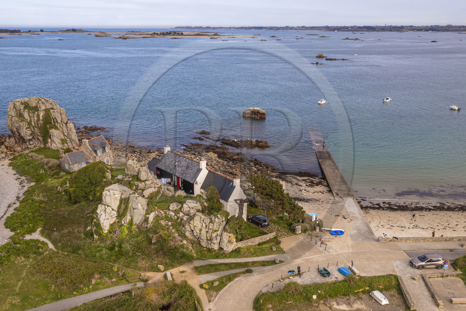 France, Côtes-d'Armor (22), Côte d'Ajoncs, Plougrescant, la plage de Porz Hir ou Pors-hir sur le chemin de Grande Randonnée GR 34 (vue aérienne)