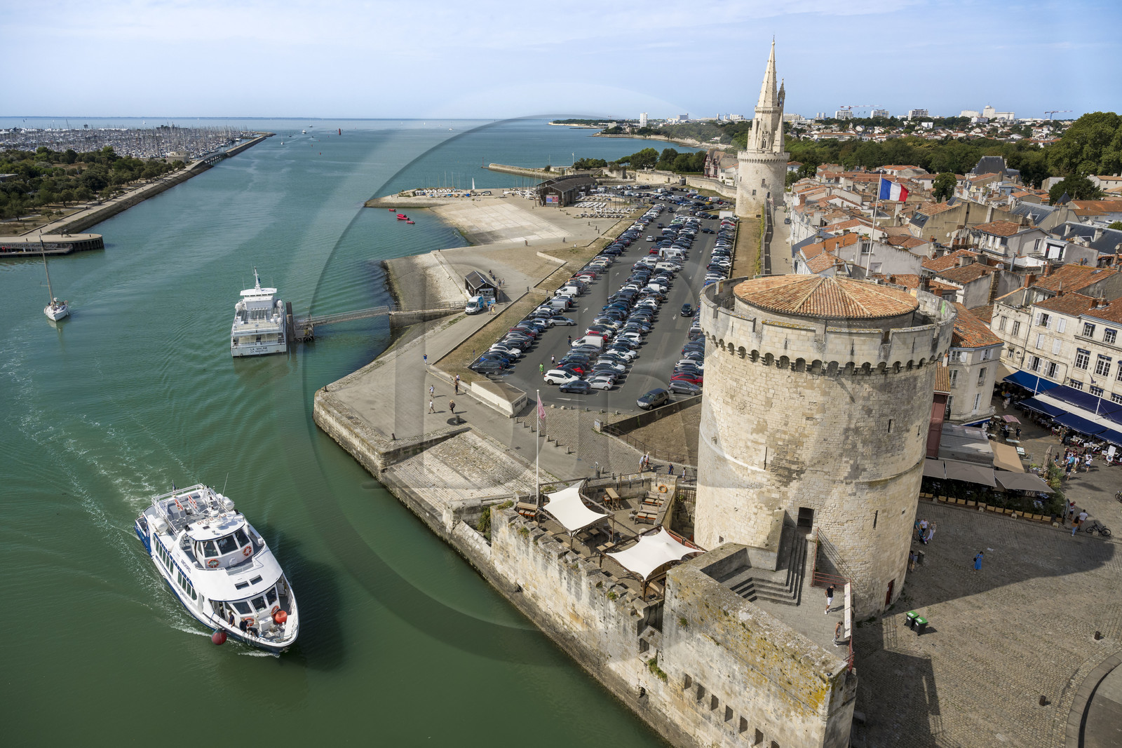France, Charente-Maritime (17), La Rochelle, la Tour de la Chaine et la tour de la Lanterne en arrière plan