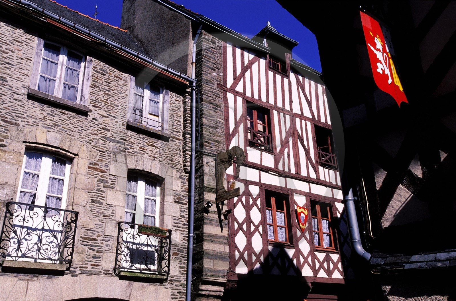 France, Morbihan (56), Josselin, maisons anciennes sur la place Notre-Dame