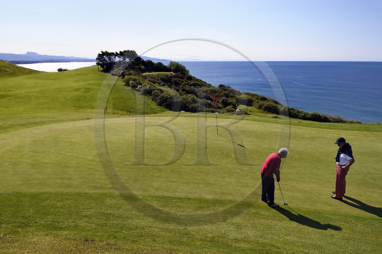 France, Pyrénées-Atlantiques (64), Pays-Basque, Biarritz, golfeurs sur le golf d'Ilbarritz et la Cote basque vers Saint Jean de Luz avec les sommets des Pyrénées Basques en arrière plan
