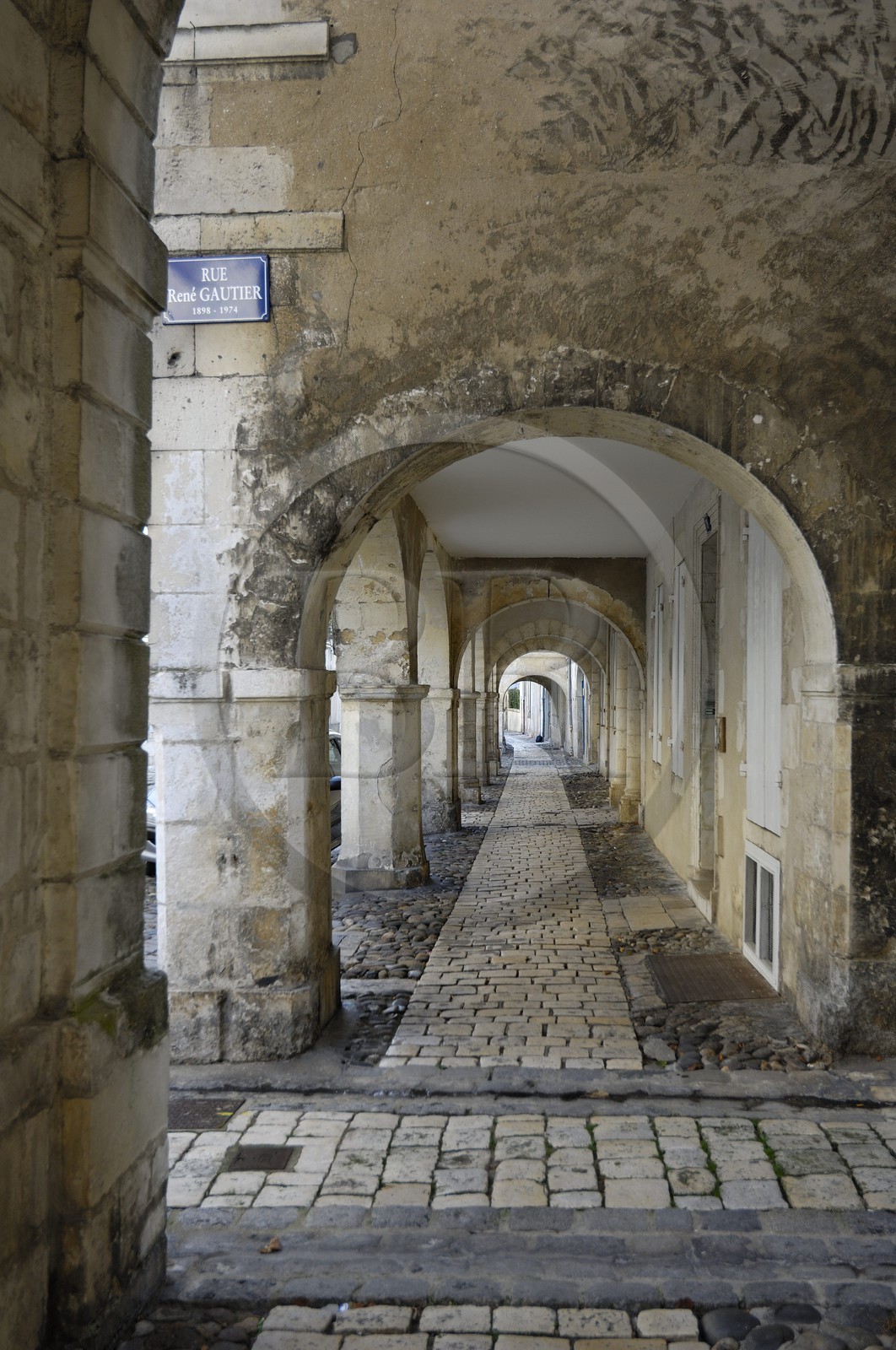 France, Charente-Maritime (17), La Rochelle, arcades de la rue de l'Escale