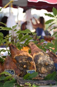France, Corse-du-Sud (2A), Ajaccio, jambon corse sur le marché de la place Foch