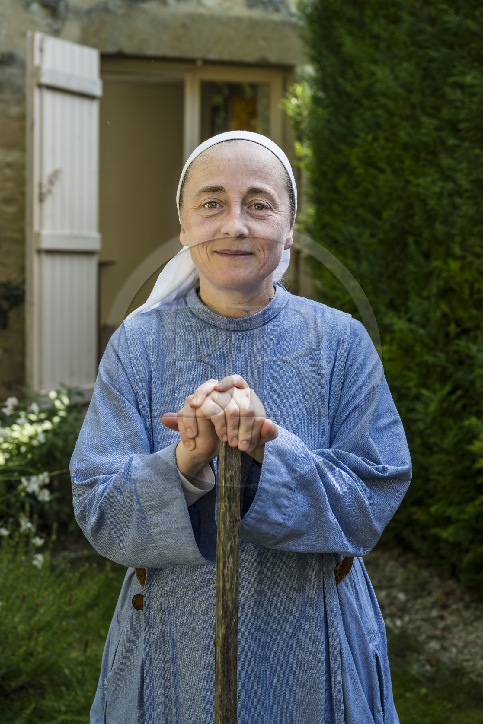 France, Yonne (89), parc naturel régional du Morvan, Vézelay, classé au Patrimoine Mondial de l'UNESCO, labellisé Les Plus Beaux Villages de France, point de départ de l'une des principales voies de pèlerinage de Saint-Jacques-de-Compostelle, la basilique Sainte-Marie-Madeleine, soeur Petra qui est prieur de la Fraternité de Jérusalem