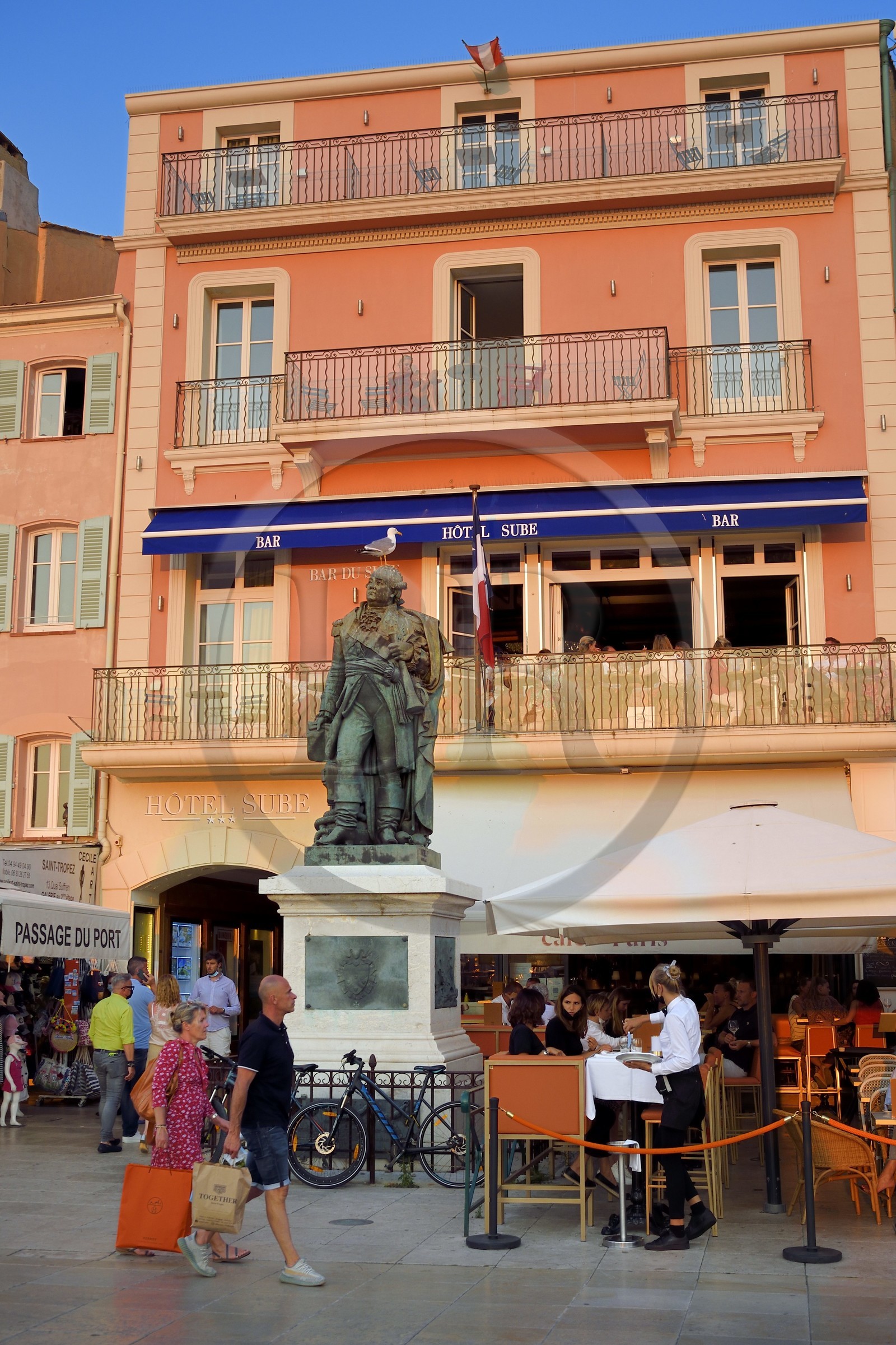 France, Var (83), Saint-Tropez, statue du vice-amiral Suffren et facade de l'hôtel Sube quai de Suffren sur le port