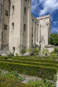 France, Vaucluse (84), Avignon, Palais des Papes classé Patrimoine mondial de l'UNESCO, la tour de Trouillas, la plus haute en arrière plan, la tour des Latrines ou de la Glacière et la tour des Cuisines avec sa cheminée géante donnent sur les jardins pontificaux à l'est