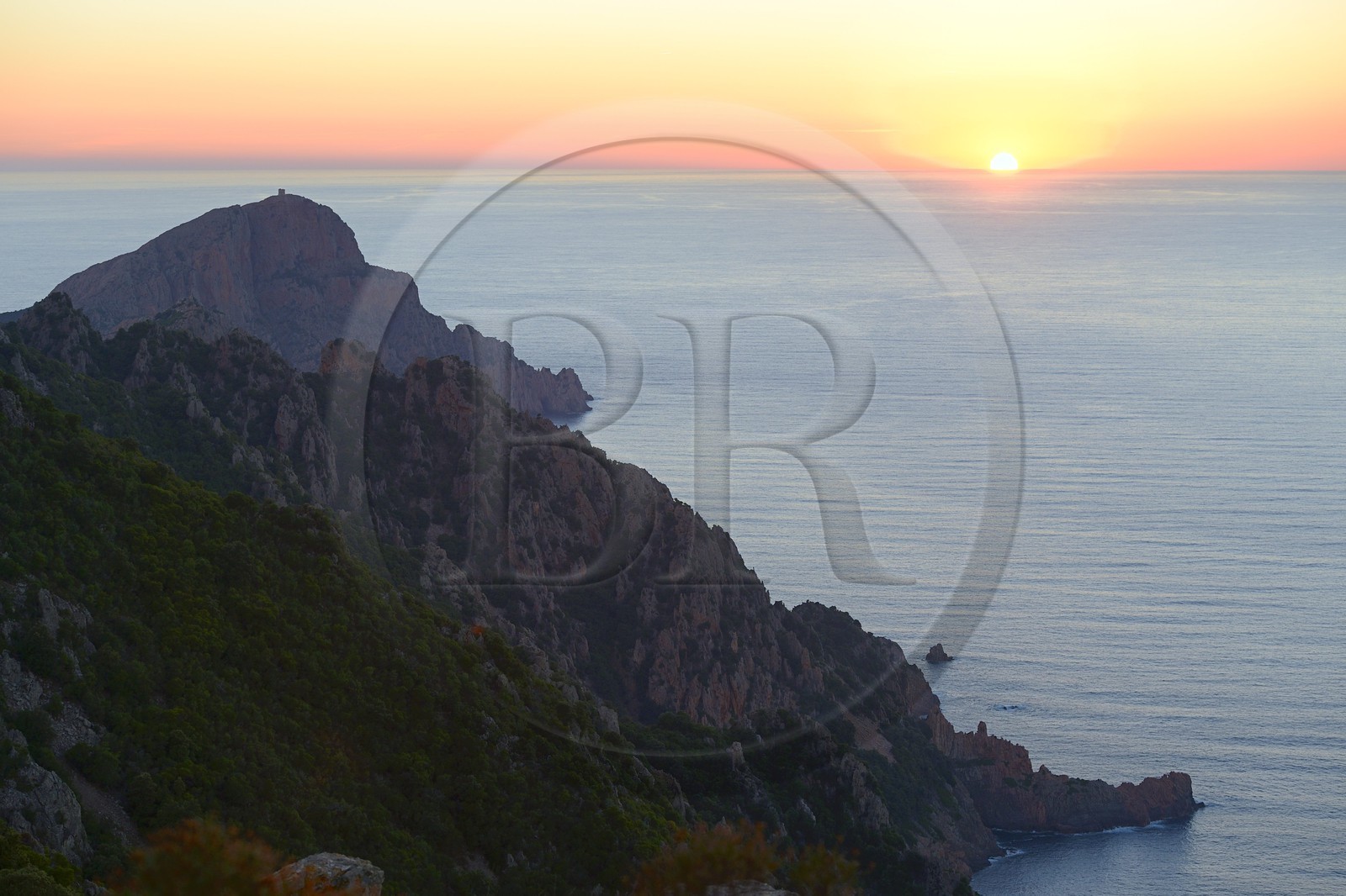 France, Corse-du-Sud (2A), Golfe de Porto, classé Patrimoine Mondial de l'UNESCO, le Capo Rosso et la Tour Génoise de Turghiu (Turghio) en arrière plan