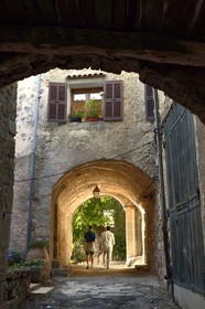 France, Var (83), La Dracénie, village de Châteaudouble, ruelle passant sous un porche