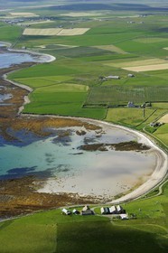 Royaume-Uni, Ecosse, Iles Orcades, Ile de Mainland, ferme en bordure de la Bay of Comquoy sur la côte Sud (vue aérienne)