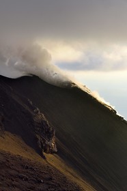 Italie, Sicile, iles Eoliennes, classées Patrimoine Mondial de l'UNESCO, ile de Stromboli, fumerolles et nuages sur les pentes du volcan actif au coucher de soleil