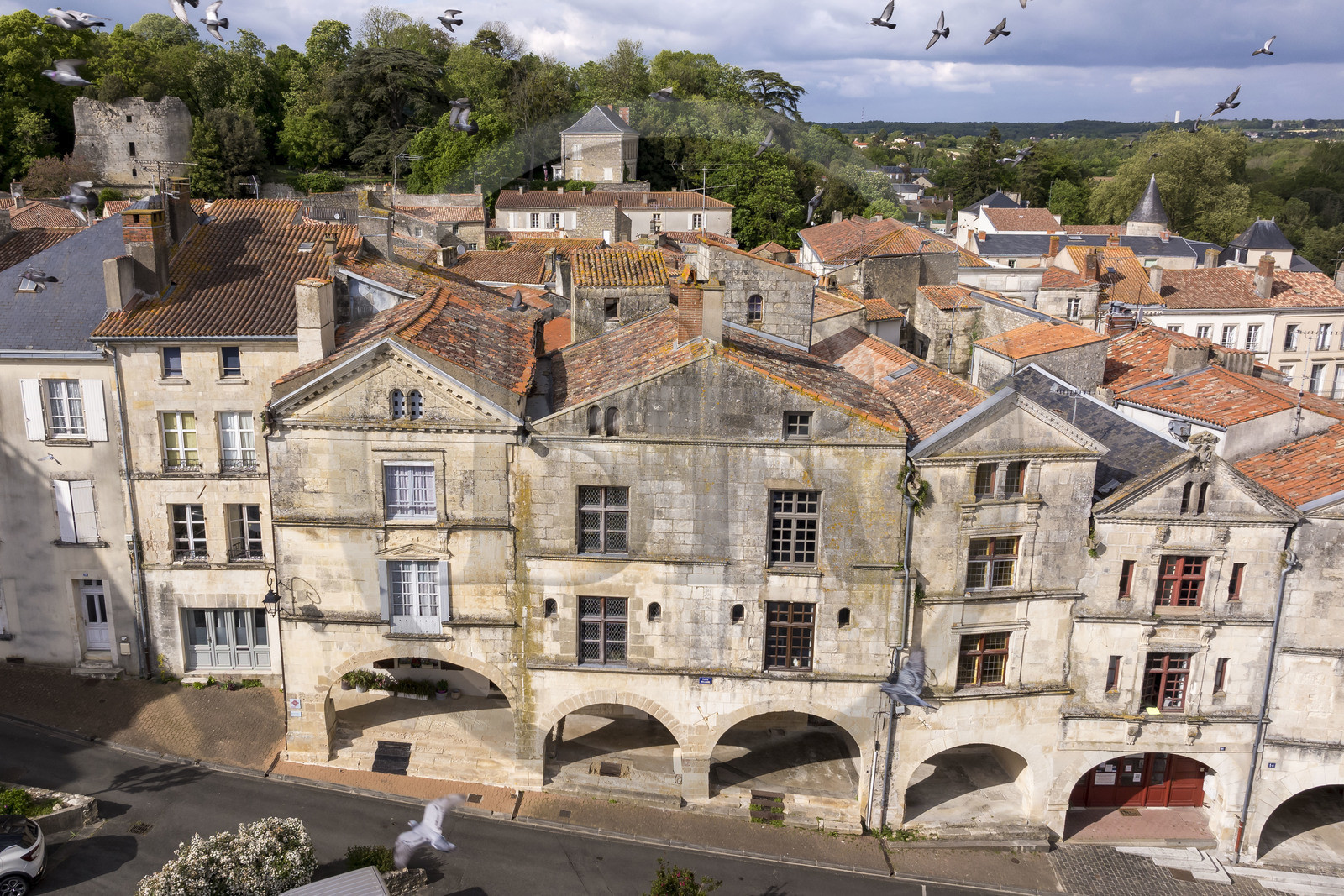 France, Vendée (85), Fontenay-le-Comte, place Belliard, maisons à arcades du XVIe siècle (vue aérienne)