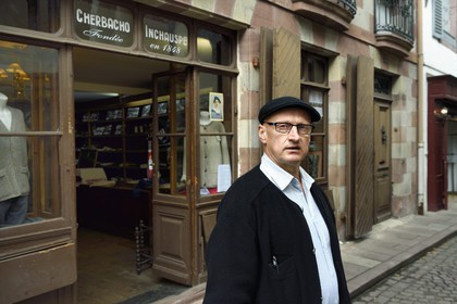 France, Pyrénées-Atlantiques (64), Pays-Basque, Saint-Jean-Pied-de-Port, Bixente Inchauspé, directeur du magasin de linge basque Cherbacho -Inchauspé et ancien banquier