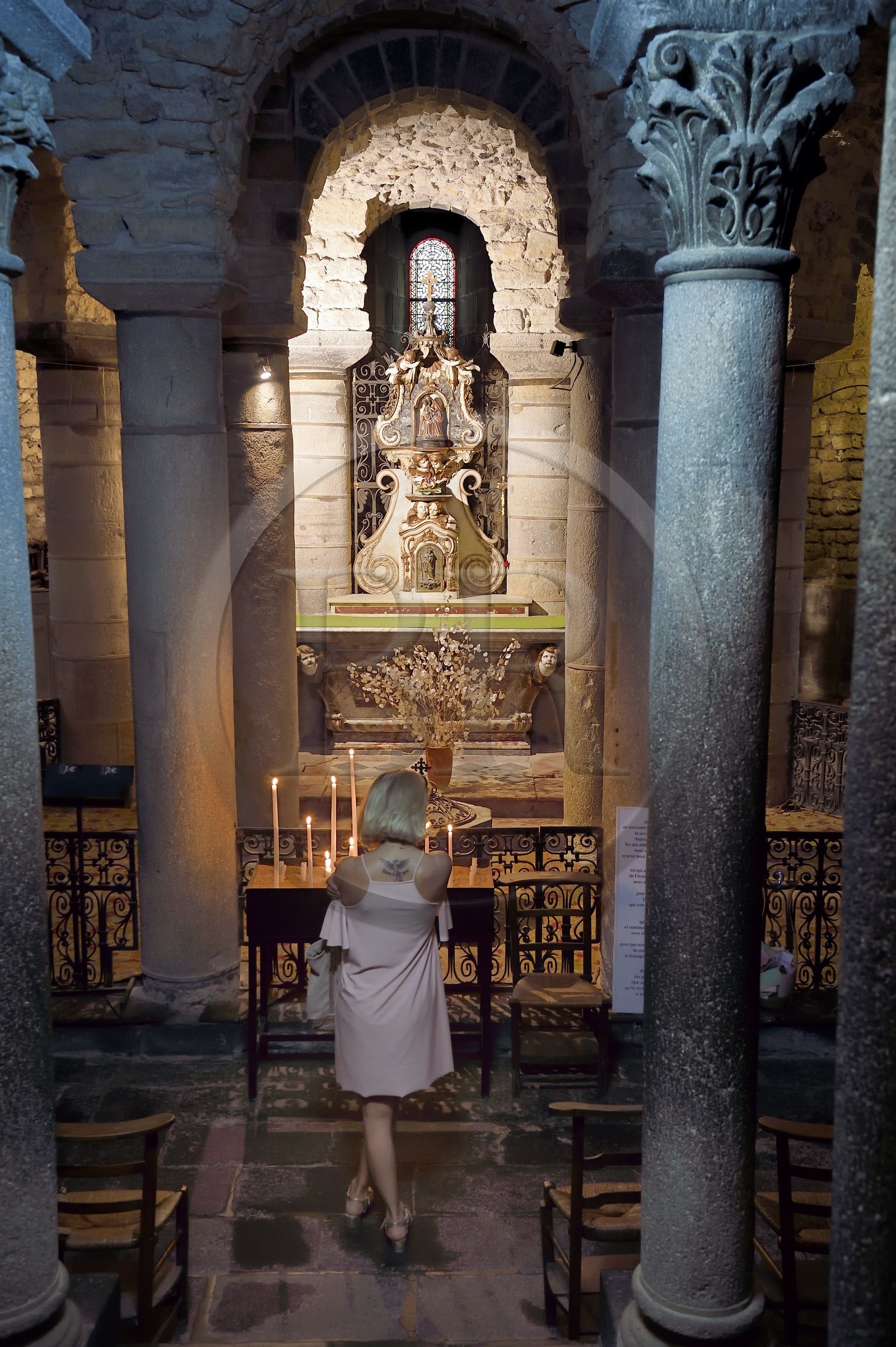 France, Puy-de-Dôme (63), Clermont-Ferrand, basilique Notre-Dame-du-Port de style roman auvergnat, classée Patrimoine Mondial de l'UNESCO au titre des Chemins de Saint-Jacques-de-Compostelle en France, la crypte qui abrite la Vierge Noire sur son autel