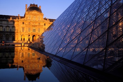 France, Paris (75), musée du Louvre et Pyramide par l'architecte Ieoh Ming Pei dans la cour carrée