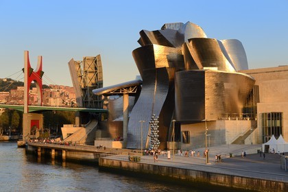 Espagne, Biscaye, Pays Basque espagnol, Bilbao, le musée Guggenheim de l'architecte Frank Gehry et Pont de La Salve avec l'installation de l'artiste français Daniel Buren Les Arches Rouges en arrière plan