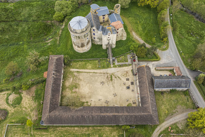 France, Deux-Sèvres (79), Saint-André-sur-Sèvre, chateau fort de Saint-Mesmin des XIVe et XVe siècles à la limite de la Vendée (vue aérienne)
