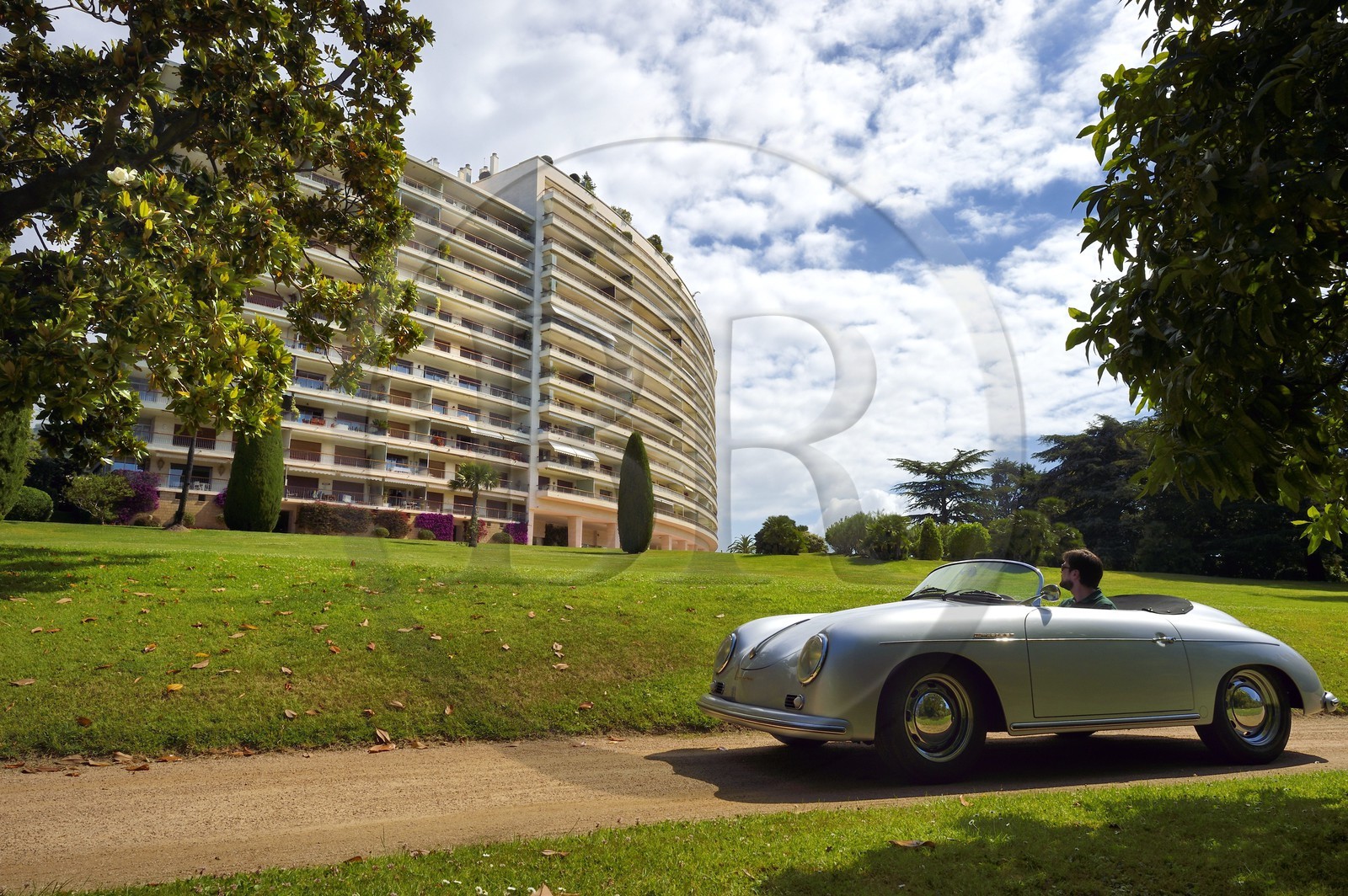 France, Alpes-Maritimes (06), Cannes, Super-Cannes, Porsche Speedster 356 décapotable de collection devant la résidence Saint-Michel Valetta où Francois Truffaut a tourné plusieurs scènes de La Mariée était en Noir avec Jeanne Moreau