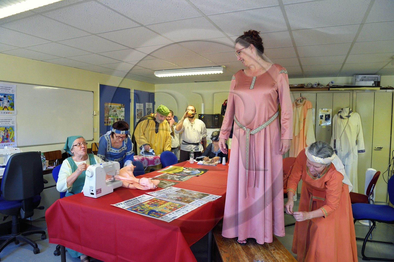 France, Puy-de-Dôme (63), Clermont-Ferrand, quartier de Montferrand, membres de l'association Il était une fois Montferrand fabriquant des costumes médiévaux