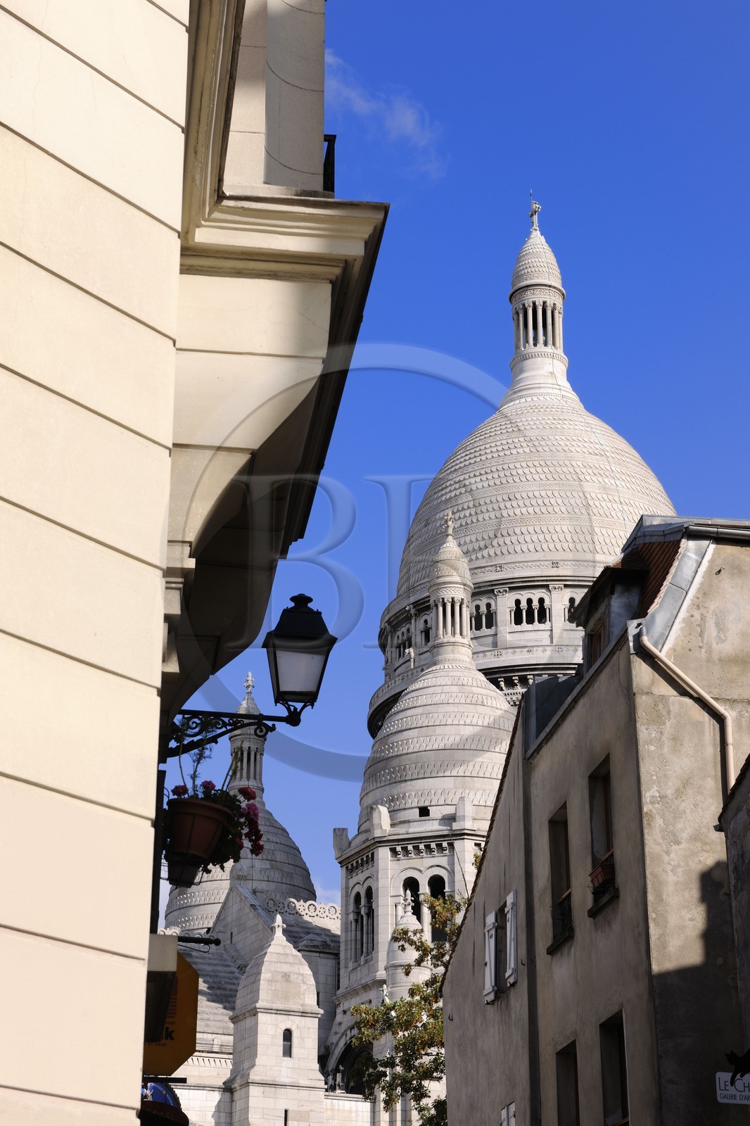France, Paris (75), la Butte Montmartre, rue du Chevalier de la Barre et le Sacré-Cœur