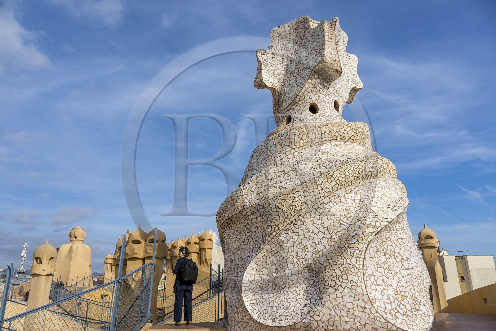 Espagne, Catalogne, Barcelone, quartier de l'Eixample, Passeig de Gracia, Pedrera ou Casa Mila (1905-1910) de l'architecte du modernisme catalan Antoni Gaudi, site classé au Patrimoine Mondial de l'UNESCO, cheminées et tours d'aération sur le toit terrasse de l'immeuble
