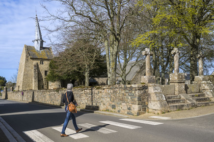 France, Côtes-d'Armor, Plougrescant, St Gonery chapel with its leaning steeple