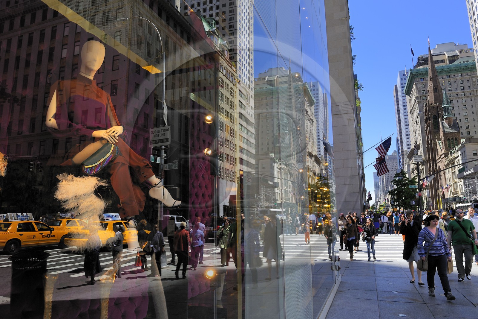 Etats-Unis, New York, Manhattan, reflet de la 5ème avenue dans la vitrine d'une boutique de luxe