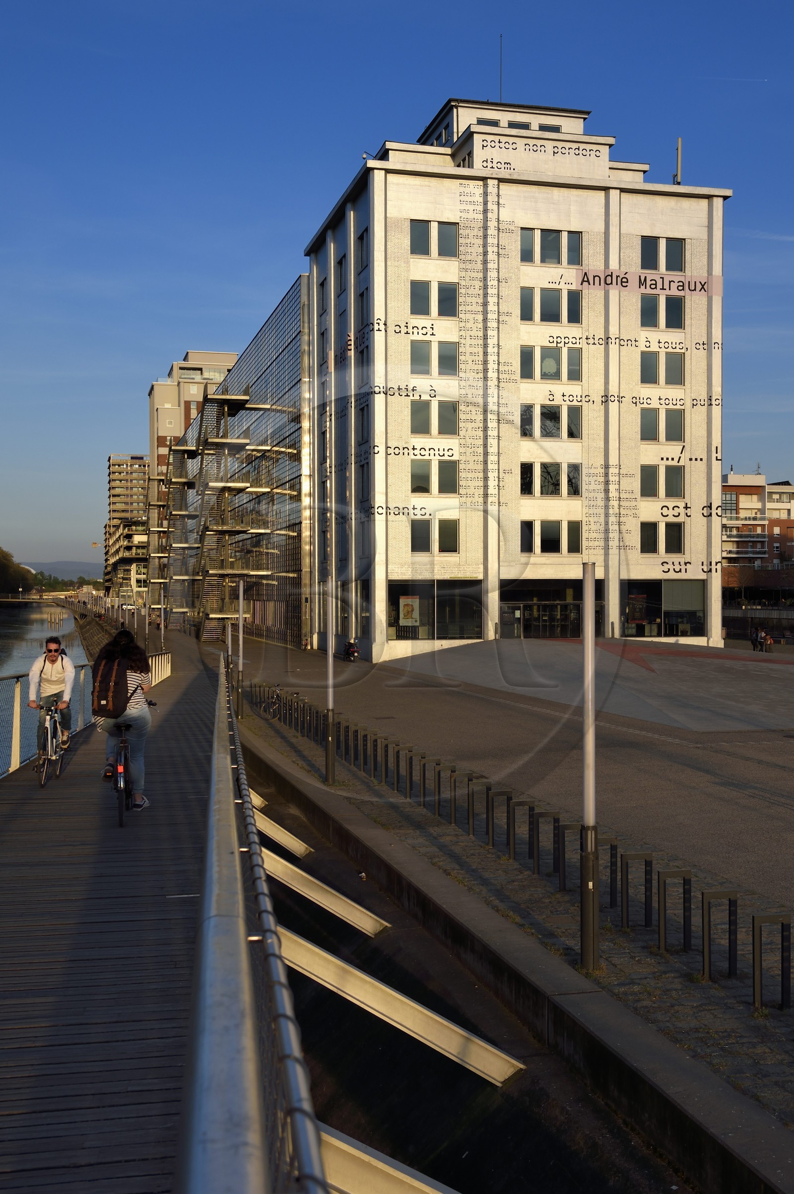 France, Bas-Rhin (67), aménagement du port du Rhin et reconversion du môle du Bassin d’Austerlitz, la médiathèque André Malraux