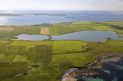 Royaume-Uni, Ecosse, Iles Orcades, Ile de Papa Westray, champs et fermes éparses sur cette toute petite île (environ 9 km²) (vue aérienne)