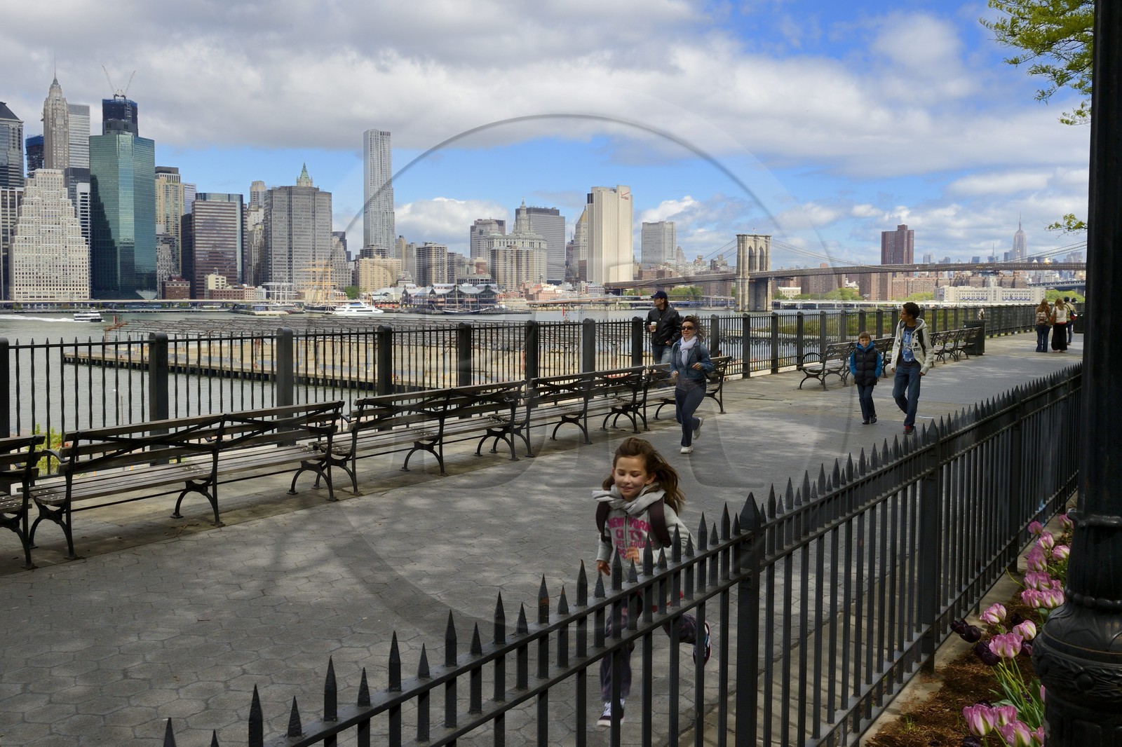 Etats-Unis, New York, Downtown Manhattan vue de la promenade à Brooklyn et le pont de Brooklyn en arrière plan