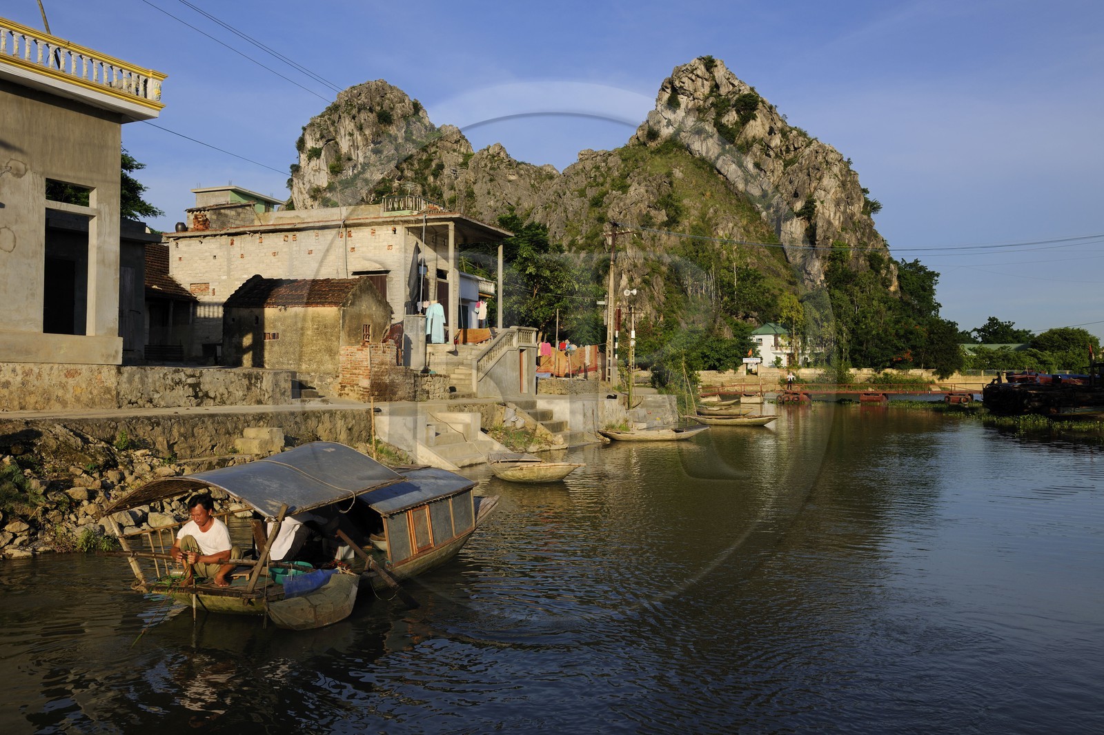 Vietnam, province de Ninh Binh, village insulaire de Kenh Ga entouré de montagnes karstiques