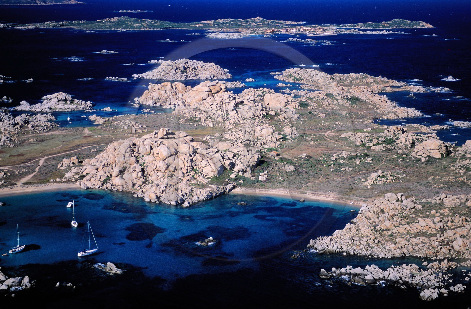 France, Corse-du-Sud (2A), bateaux au mouillage dans l'archipel des îles Lavezzi (vue aérienne)